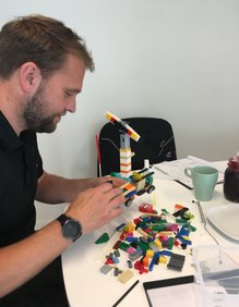 Rasmus fra Dan Group Alarm, Brønderslev er igang med at bygge sin profil i Lego Serious Play